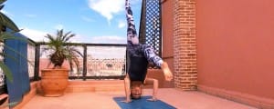 Headstand Marrakech rooftop yoga_Source Amanda LaMagna Livaligned