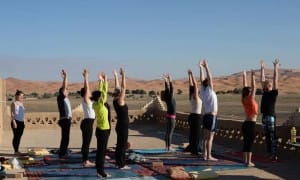 Yoga mit Blick auf den Erg Chebbi_Source Picture Alliance